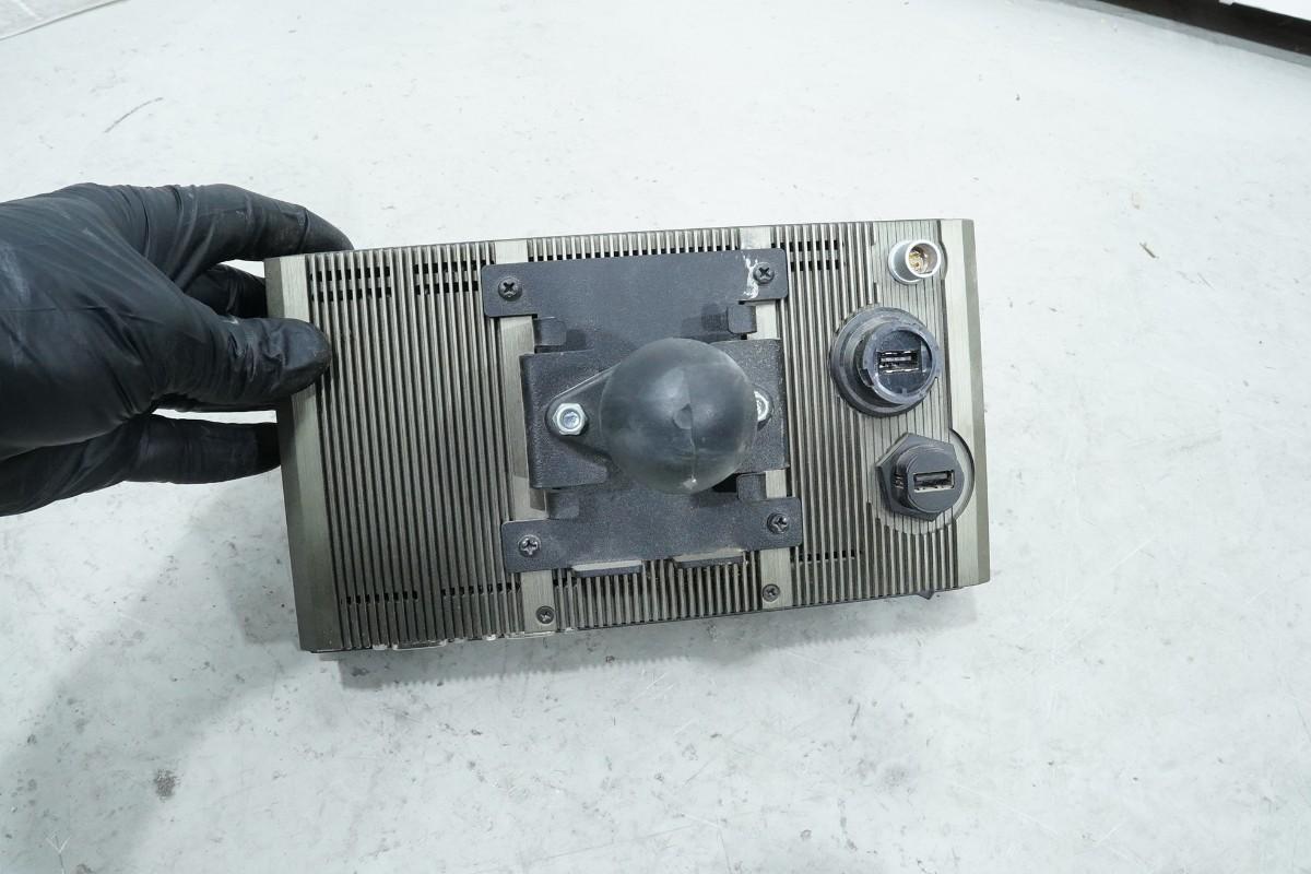 Tittel: DigPilot GNSS-2ST maskinstyringssystem med GNSS-antenner og panel-PC