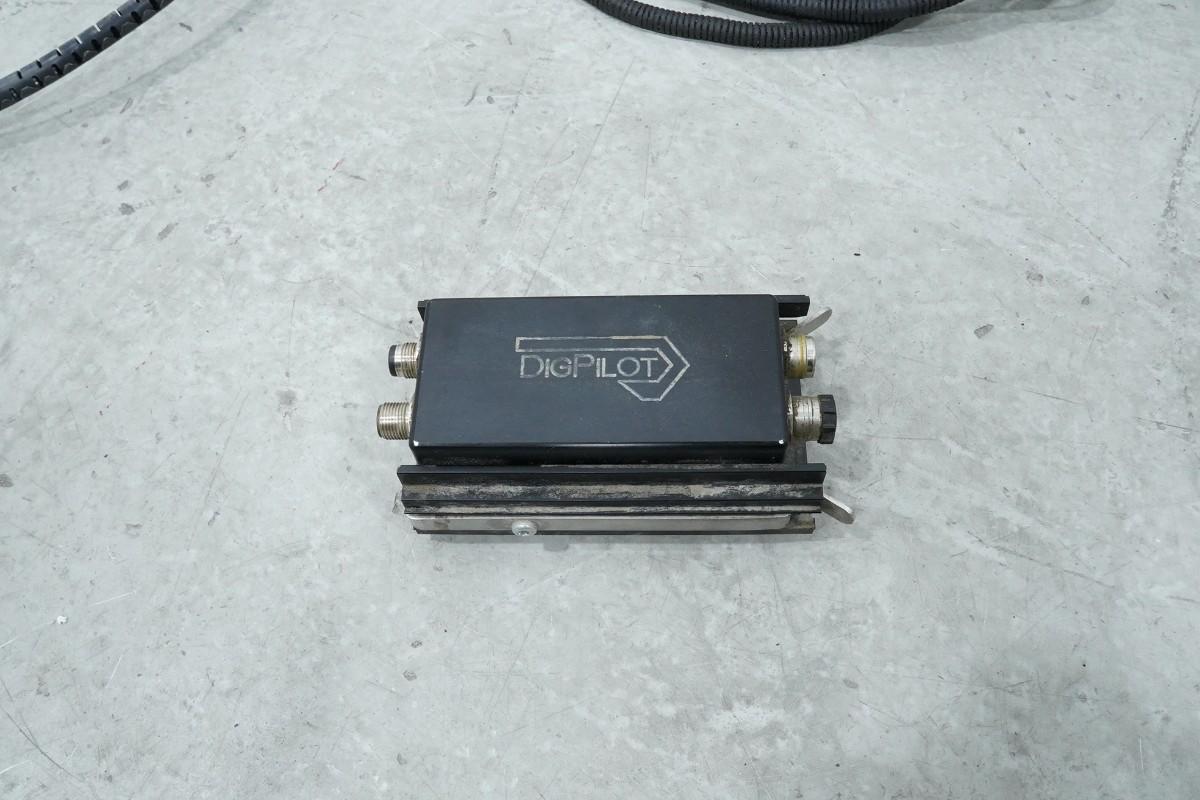 Tittel: DigPilot GNSS-2ST maskinstyringssystem med GNSS-antenner og panel-PC