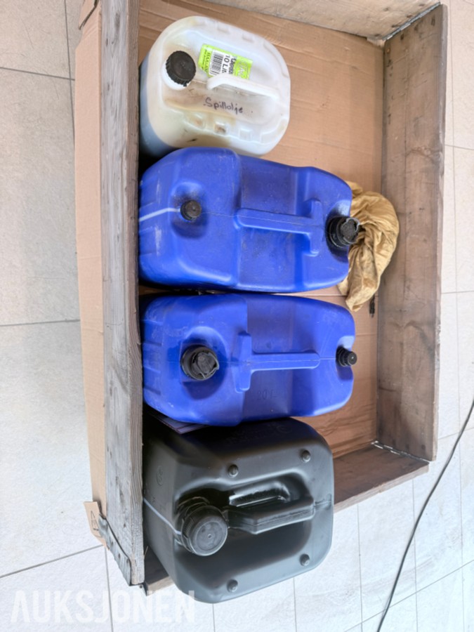 20 liter Hydraulikkolje og 24 liter gearolje