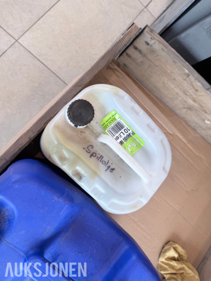 20 liter Hydraulikkolje og 24 liter gearolje