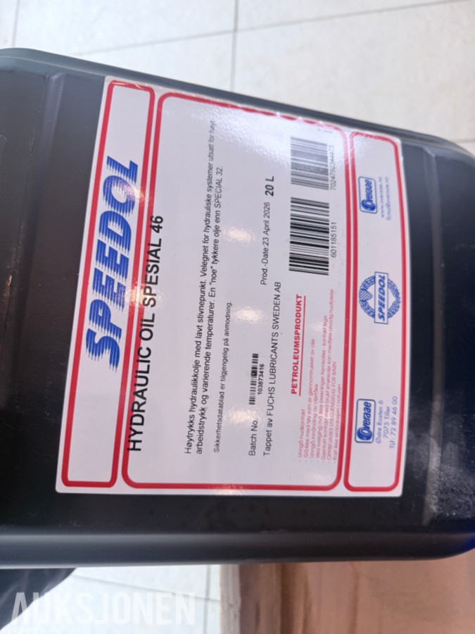 20 liter Hydraulikkolje og 24 liter gearolje