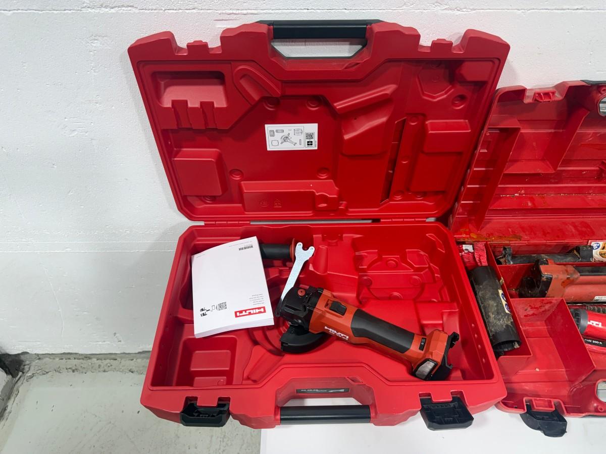 Parti med Hilti vinkelsliper, boltepistol, dispenser og borhammer