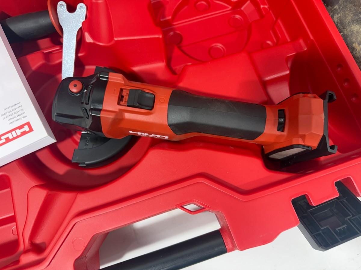 Parti med Hilti vinkelsliper, boltepistol, dispenser og borhammer