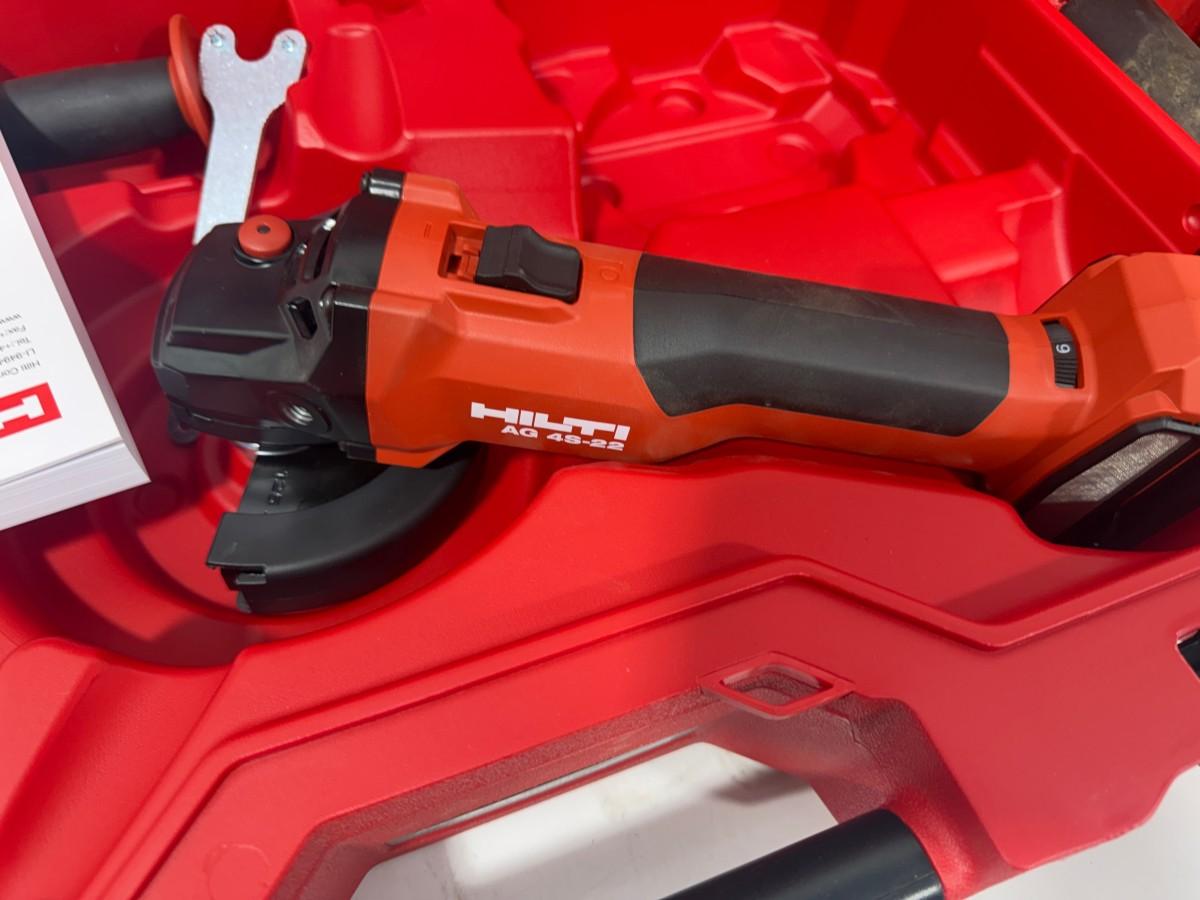 Parti med Hilti vinkelsliper, boltepistol, dispenser og borhammer