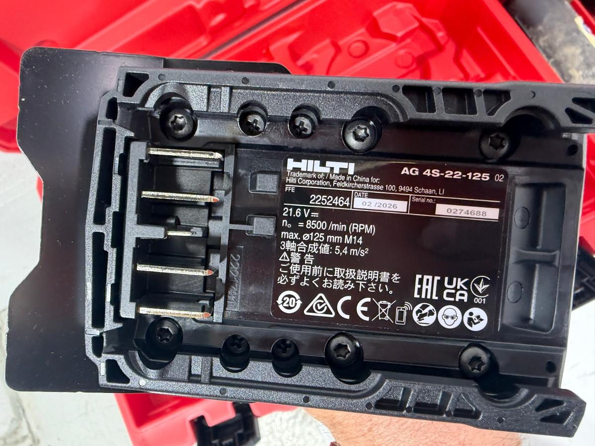Parti med Hilti vinkelsliper, boltepistol, dispenser og borhammer