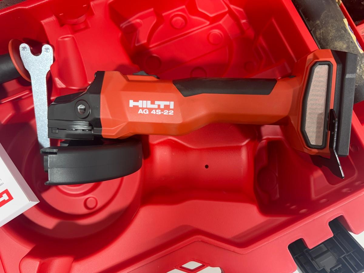 Parti med Hilti vinkelsliper, boltepistol, dispenser og borhammer