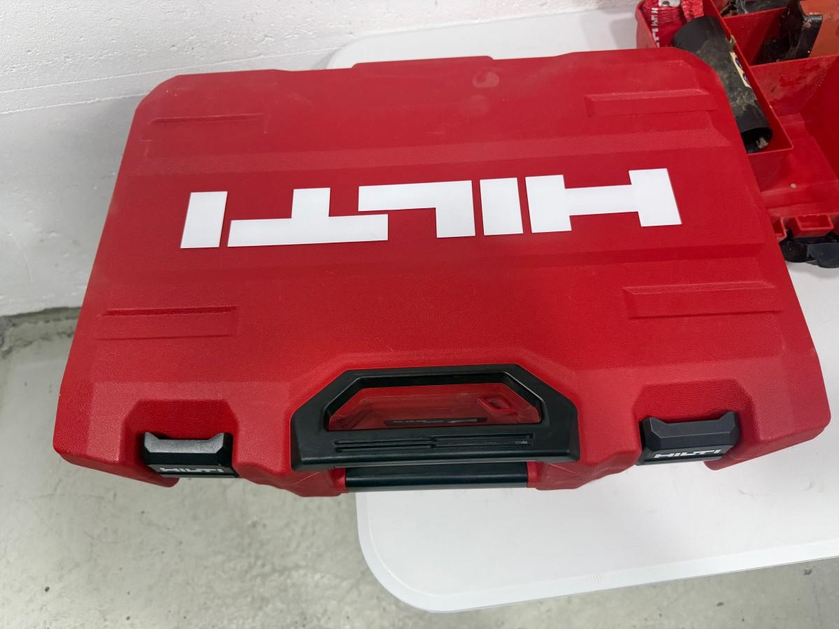 Parti med Hilti vinkelsliper, boltepistol, dispenser og borhammer