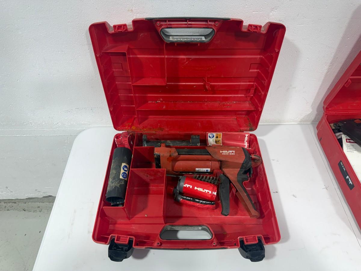 Parti med Hilti vinkelsliper, boltepistol, dispenser og borhammer