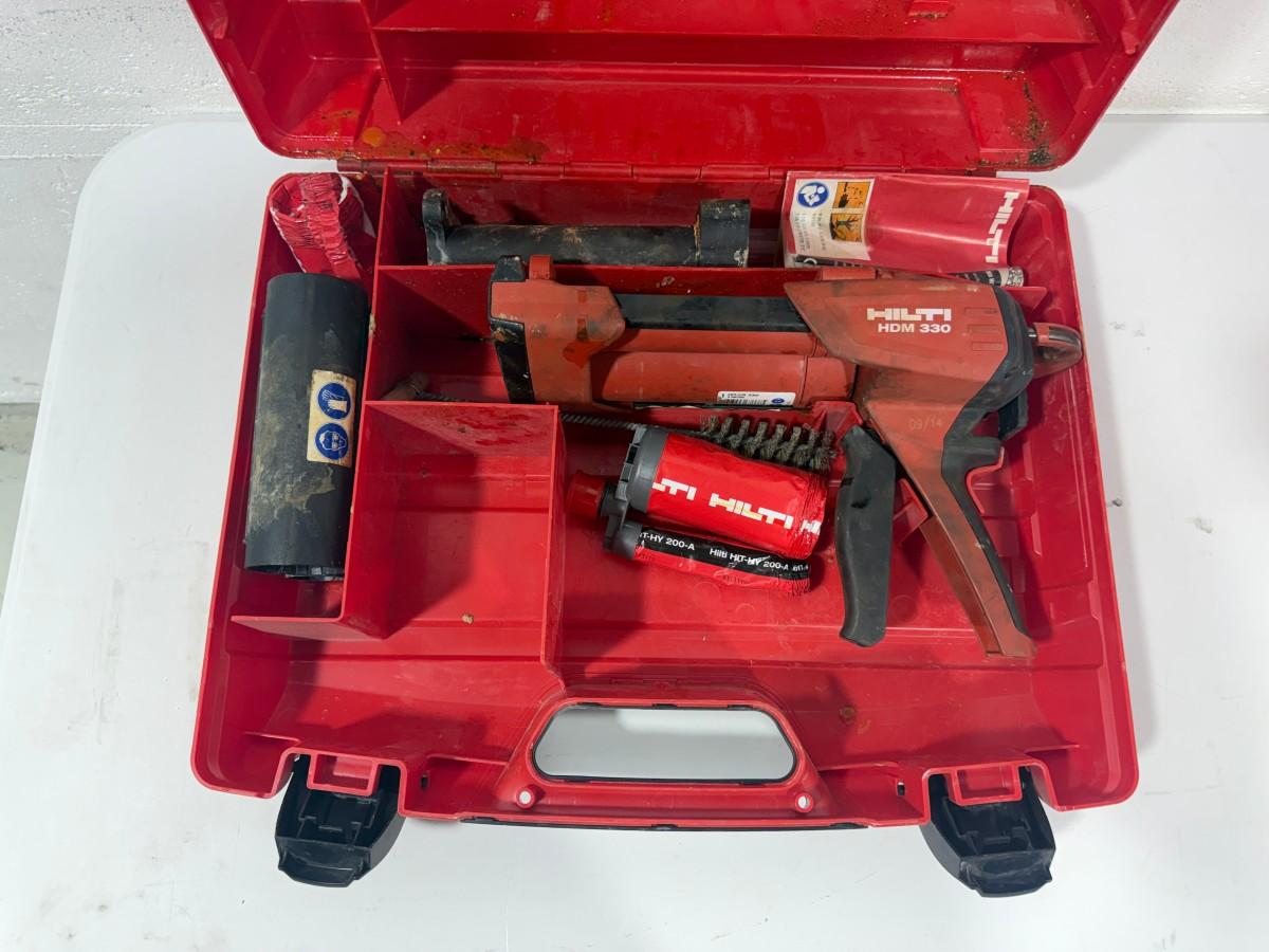 Parti med Hilti vinkelsliper, boltepistol, dispenser og borhammer