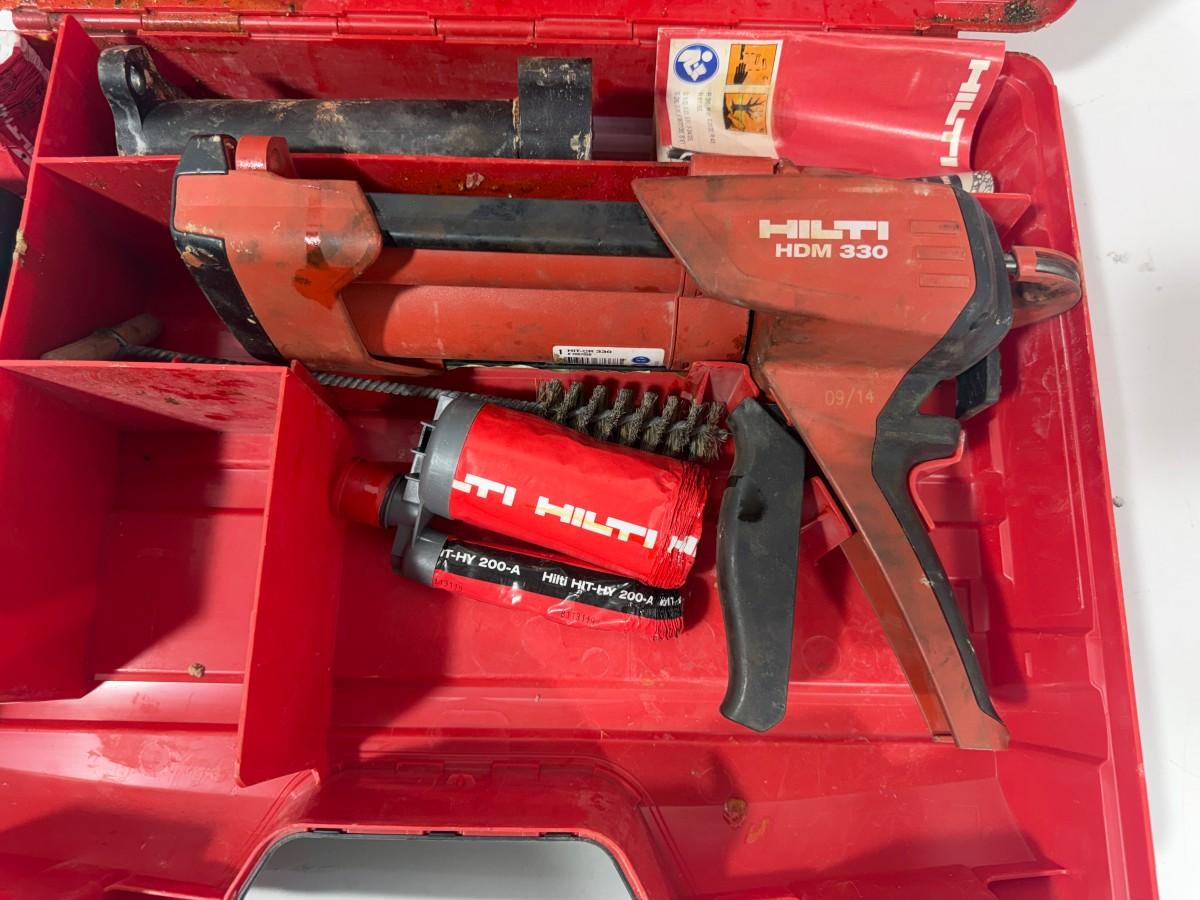 Parti med Hilti vinkelsliper, boltepistol, dispenser og borhammer