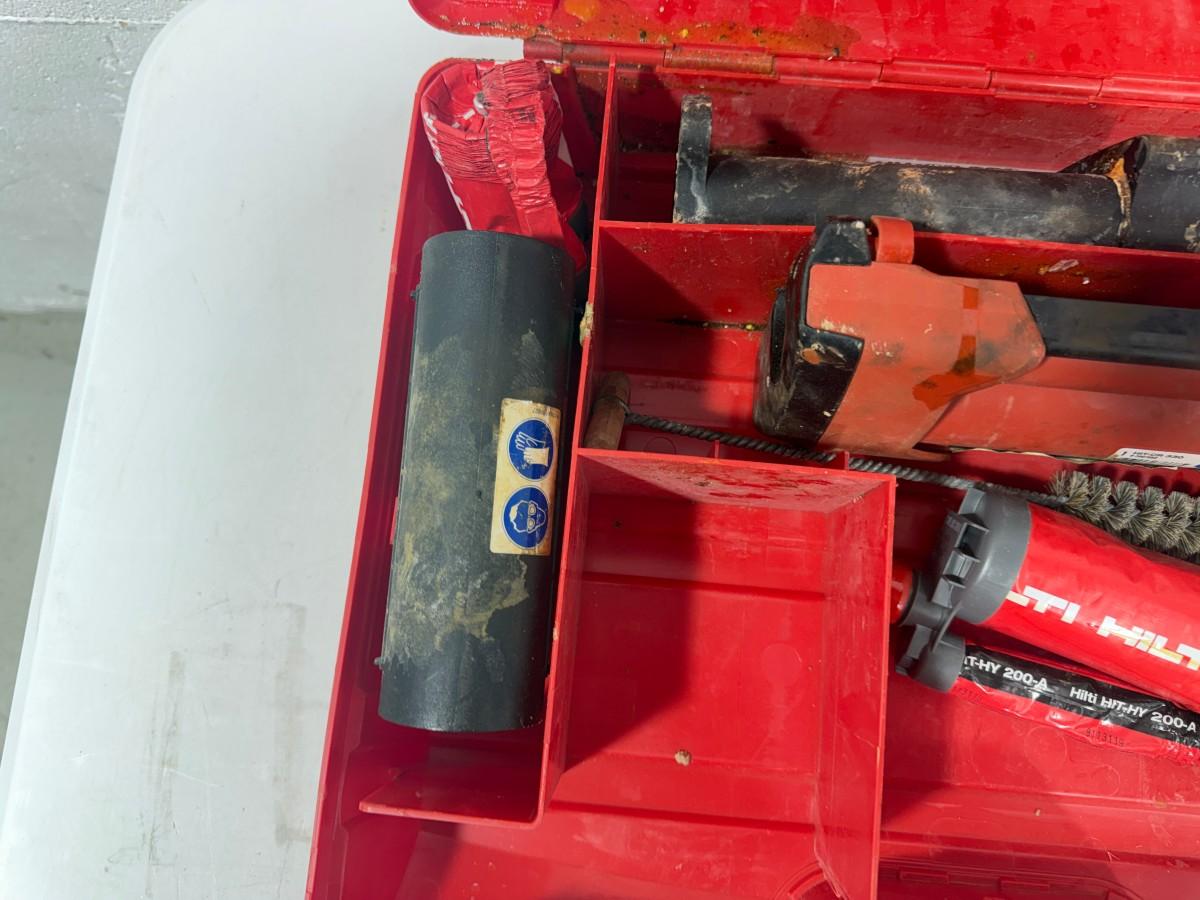 Parti med Hilti vinkelsliper, boltepistol, dispenser og borhammer