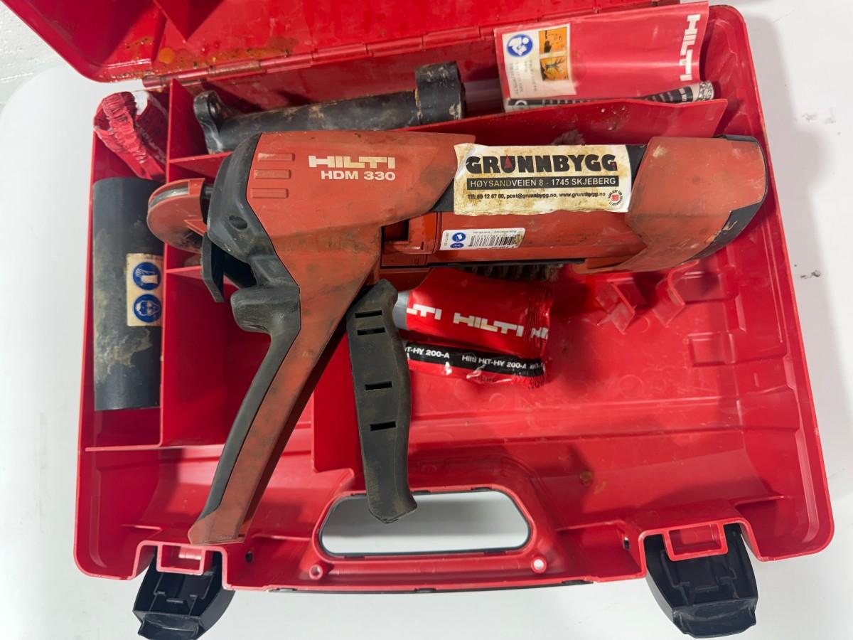 Parti med Hilti vinkelsliper, boltepistol, dispenser og borhammer