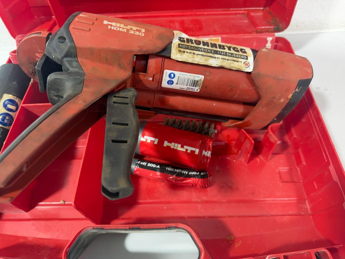 Parti med Hilti vinkelsliper, boltepistol, dispenser og borhammer