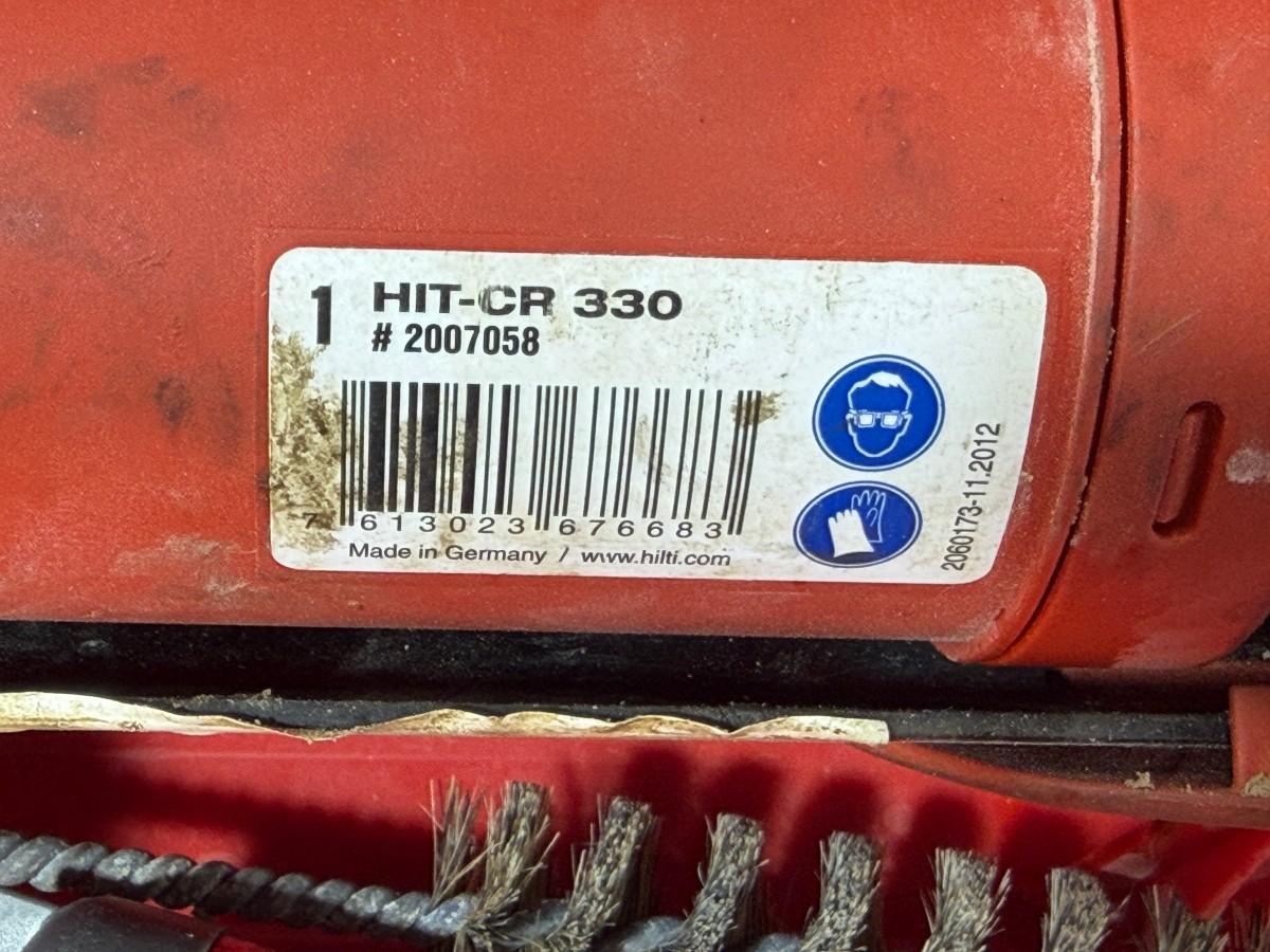 Parti med Hilti vinkelsliper, boltepistol, dispenser og borhammer