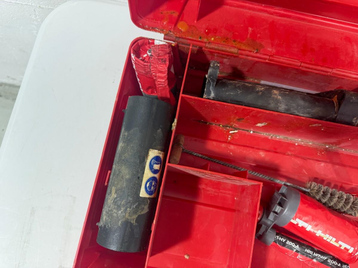 Parti med Hilti vinkelsliper, boltepistol, dispenser og borhammer