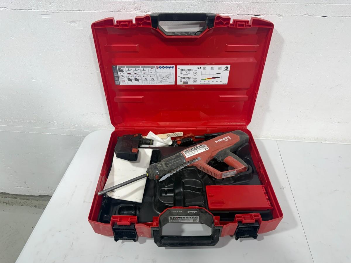 Parti med Hilti vinkelsliper, boltepistol, dispenser og borhammer