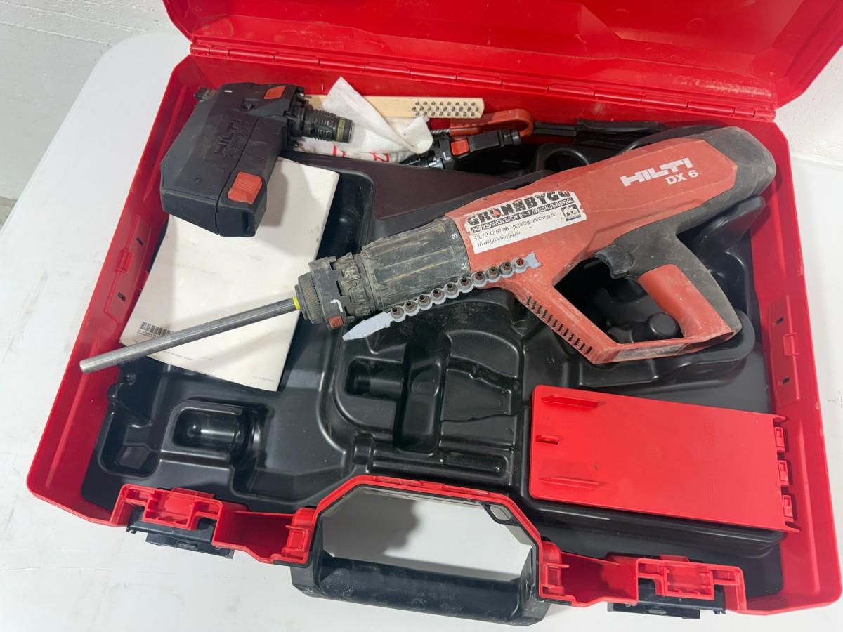 Parti med Hilti vinkelsliper, boltepistol, dispenser og borhammer