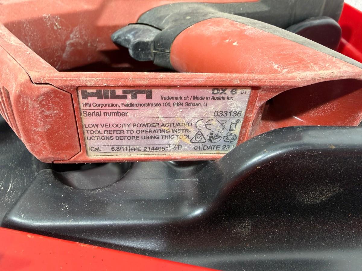 Parti med Hilti vinkelsliper, boltepistol, dispenser og borhammer