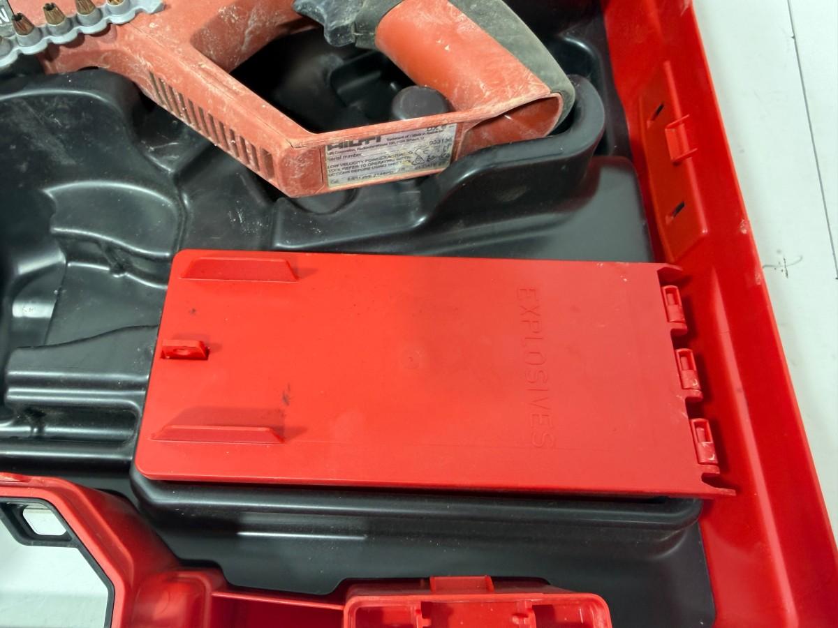 Parti med Hilti vinkelsliper, boltepistol, dispenser og borhammer