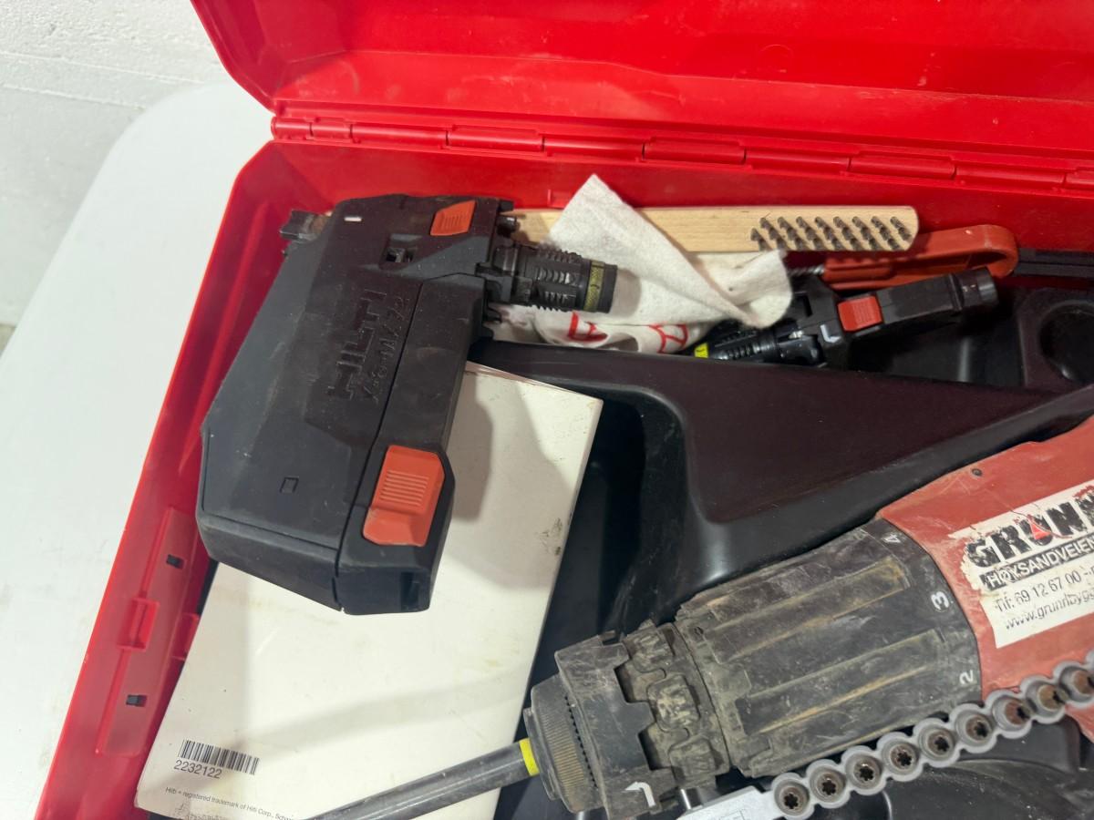 Parti med Hilti vinkelsliper, boltepistol, dispenser og borhammer