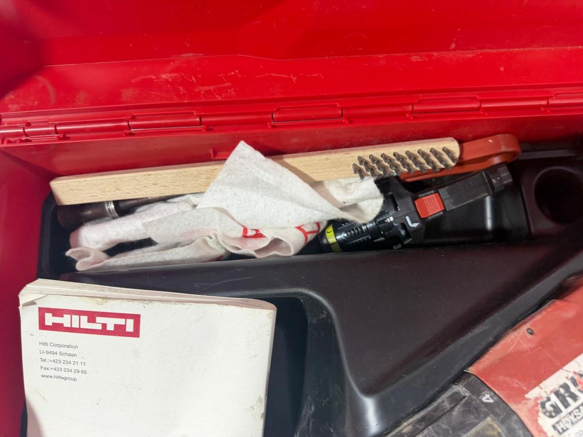 Parti med Hilti vinkelsliper, boltepistol, dispenser og borhammer