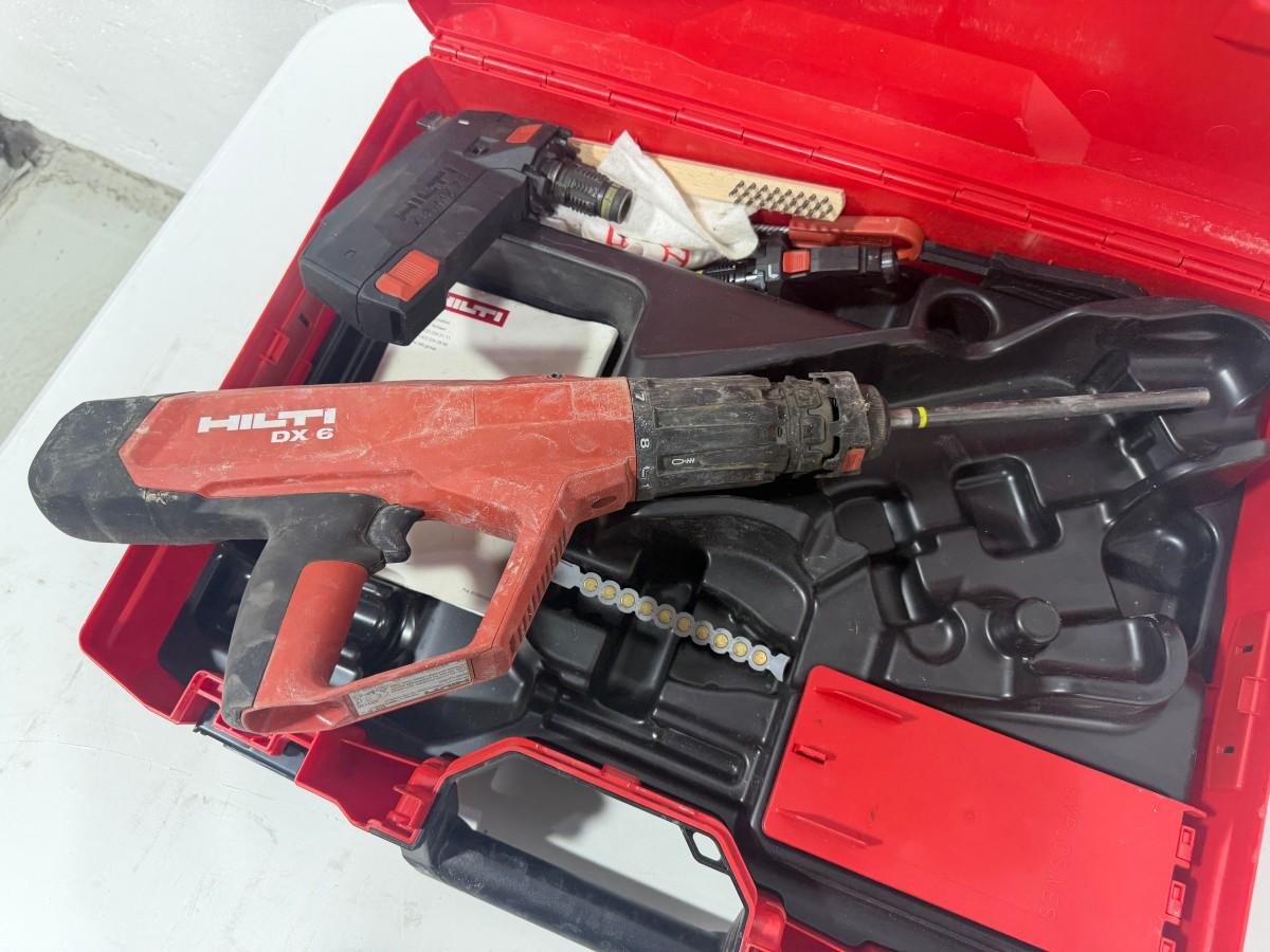 Parti med Hilti vinkelsliper, boltepistol, dispenser og borhammer