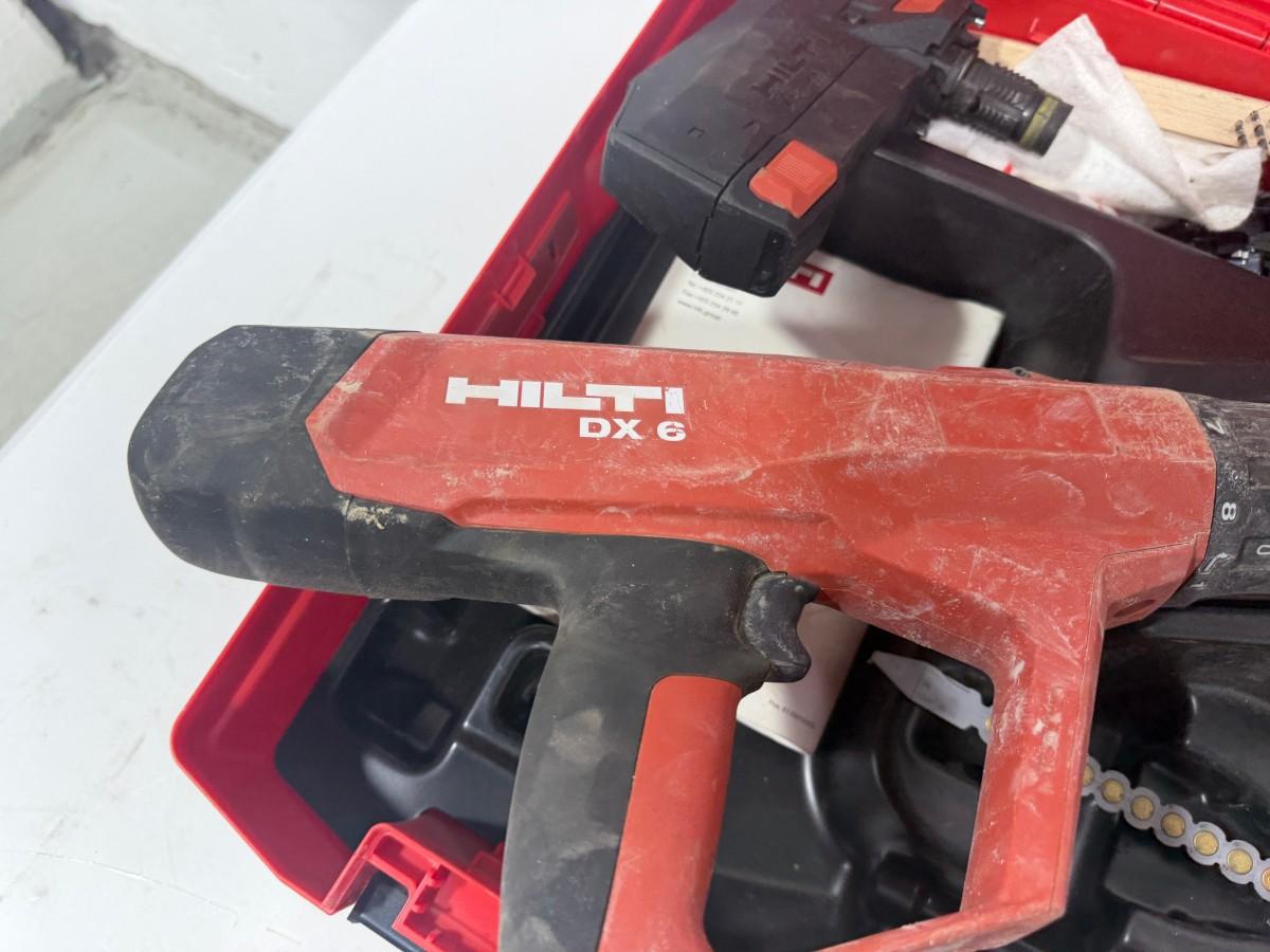 Parti med Hilti vinkelsliper, boltepistol, dispenser og borhammer