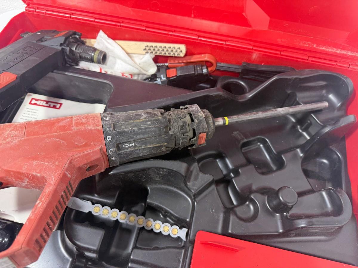 Parti med Hilti vinkelsliper, boltepistol, dispenser og borhammer