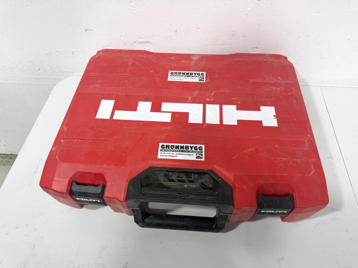 Parti med Hilti vinkelsliper, boltepistol, dispenser og borhammer
