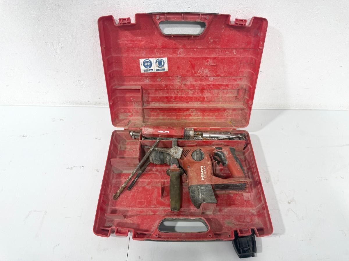 Parti med Hilti vinkelsliper, boltepistol, dispenser og borhammer