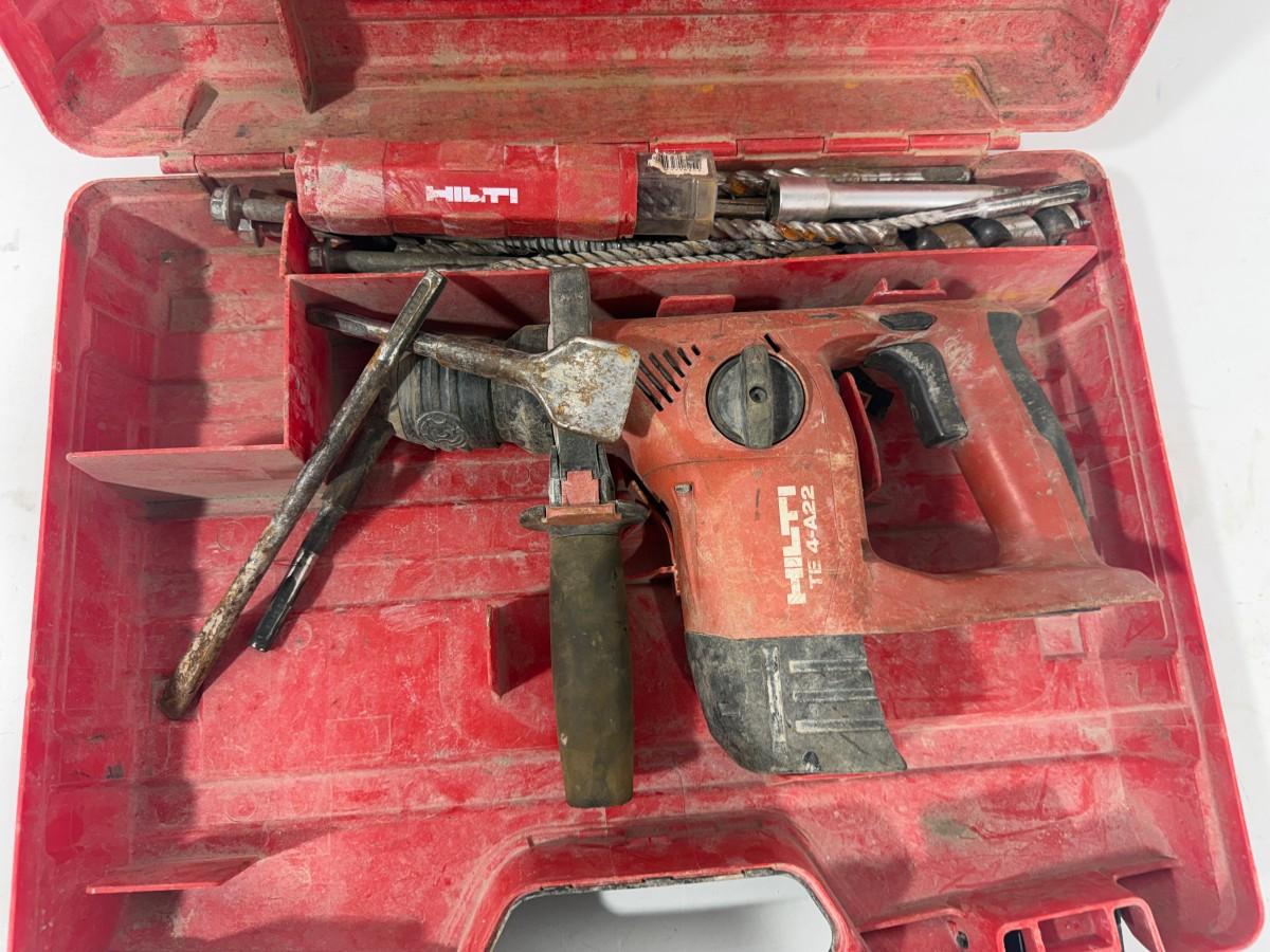 Parti med Hilti vinkelsliper, boltepistol, dispenser og borhammer