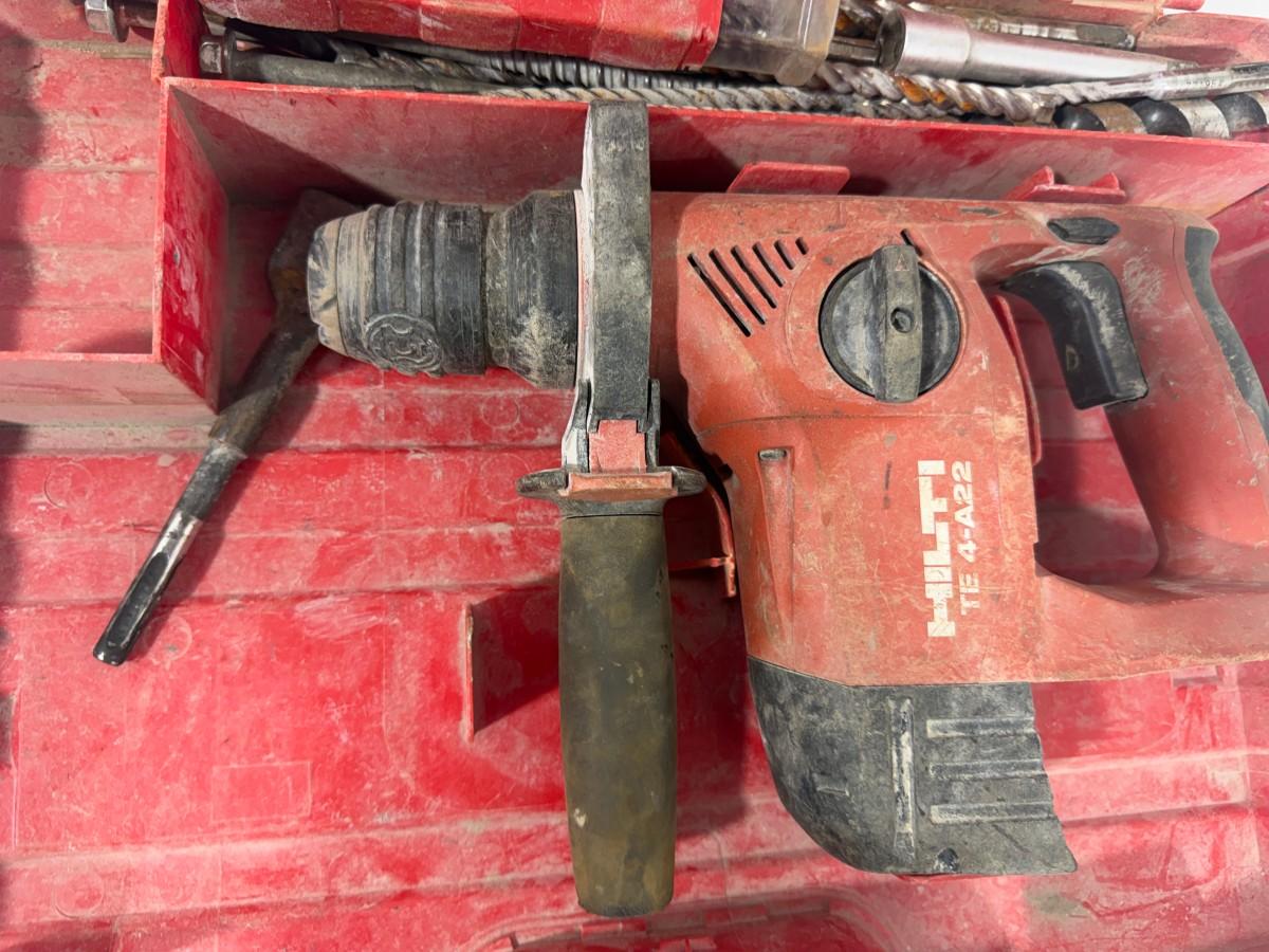 Parti med Hilti vinkelsliper, boltepistol, dispenser og borhammer