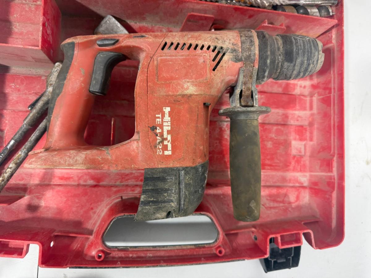 Parti med Hilti vinkelsliper, boltepistol, dispenser og borhammer
