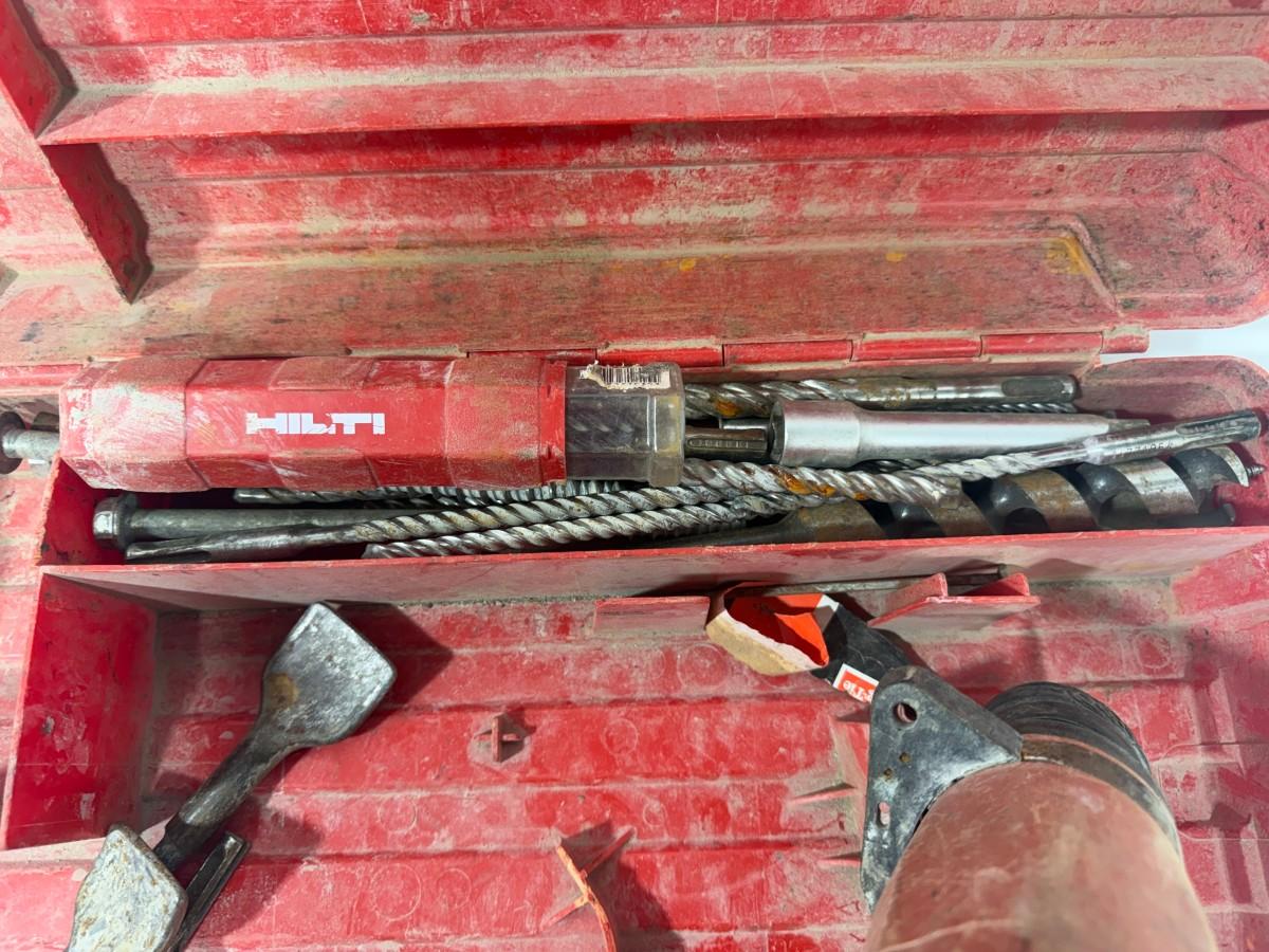 Parti med Hilti vinkelsliper, boltepistol, dispenser og borhammer