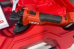 Parti med Hilti vinkelsliper, boltepistol, dispenser og borhammer