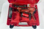 Parti med Hilti vinkelsliper, boltepistol, dispenser og borhammer