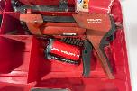 Parti med Hilti vinkelsliper, boltepistol, dispenser og borhammer