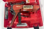 Parti med Hilti vinkelsliper, boltepistol, dispenser og borhammer