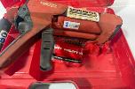Parti med Hilti vinkelsliper, boltepistol, dispenser og borhammer