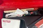 Parti med Hilti vinkelsliper, boltepistol, dispenser og borhammer