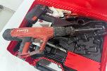 Parti med Hilti vinkelsliper, boltepistol, dispenser og borhammer