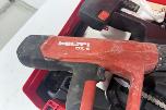 Parti med Hilti vinkelsliper, boltepistol, dispenser og borhammer