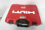 Parti med Hilti vinkelsliper, boltepistol, dispenser og borhammer