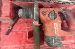 Parti med Hilti vinkelsliper, boltepistol, dispenser og borhammer