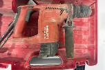 Parti med Hilti vinkelsliper, boltepistol, dispenser og borhammer