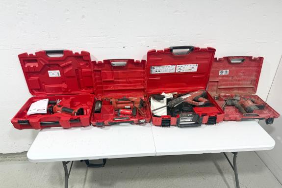Parti med Hilti vinkelsliper, boltepistol, dispenser og borhammer