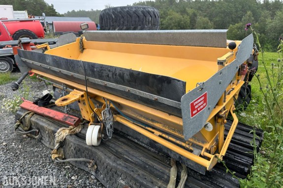 2017 Falköping LB 1000 strøkasse - med dele strøkasse