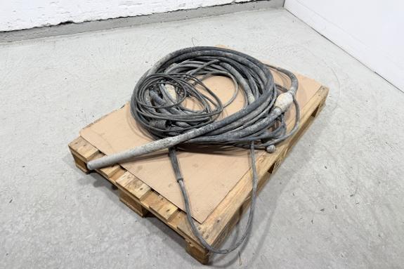 Stavvibrator for betong med omformer og vibratorslange