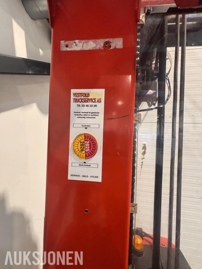 2005 BT OM Høytløftende plukktruck