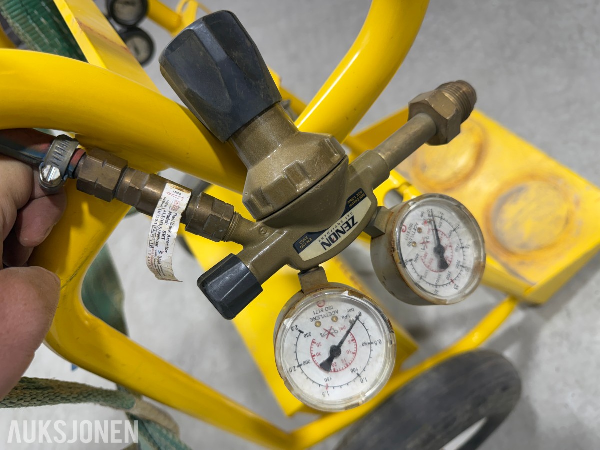 Gassvogn med Zenon regulatorer, slanger og skjære-/sveiseutstyr